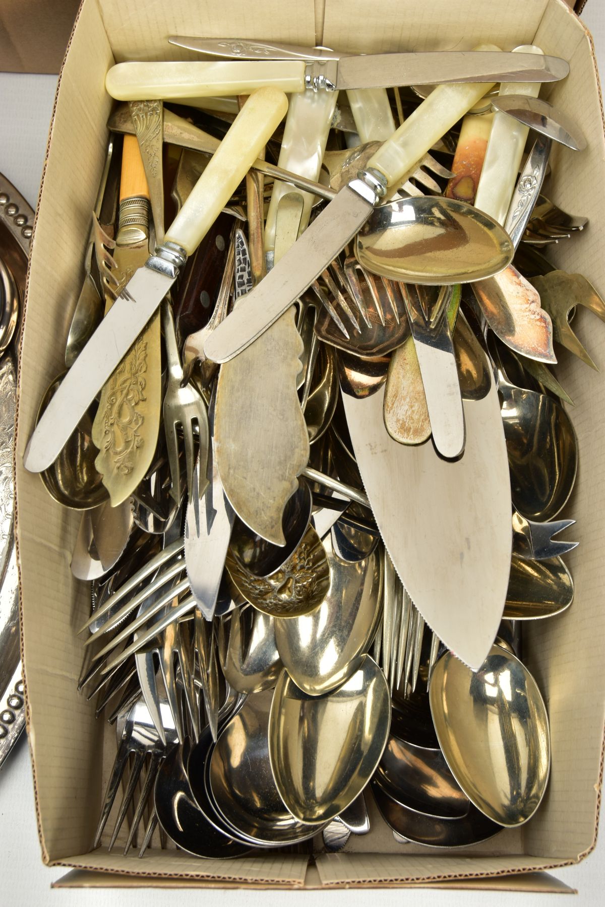 TWO BOXES OF ASSORTED WHITE METAL WARE AND CUTLERY, to include an oval pierced tray, a rectangular - Bild 4 aus 7