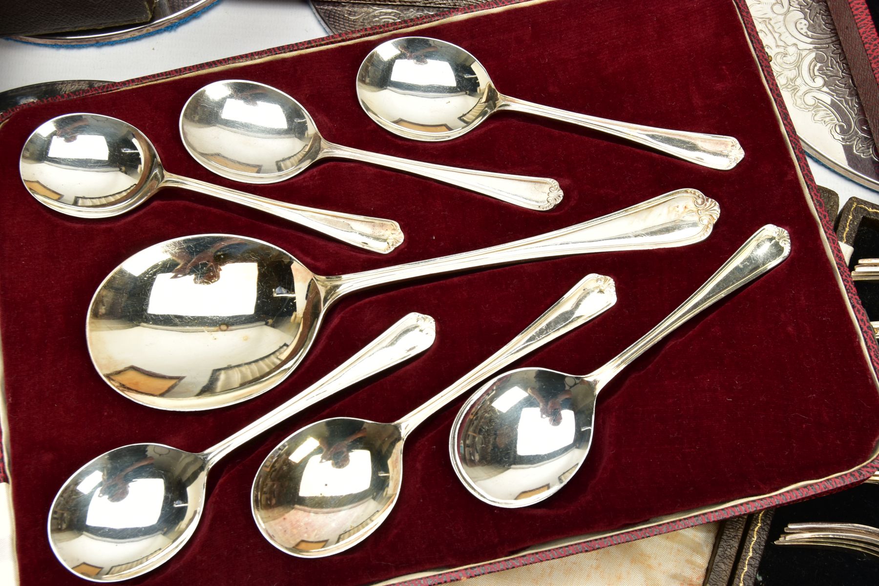 TWO BOXES OF ASSORTED WHITE METAL WARE, to include a box with a white metal wavy salver, two - Bild 9 aus 9