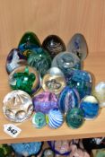 SEVENTEEN ASSORTED MODERN GLASS PAPERWIGHTS, including Wedgwood spherical example with seaweed style