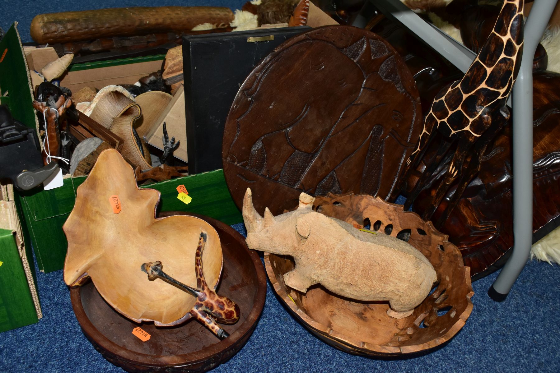 A BOX AND LOOSE AFRICAN TOURIST WARES, largely wooden, to include a carved giraffe height 62.5cm, - Image 5 of 9
