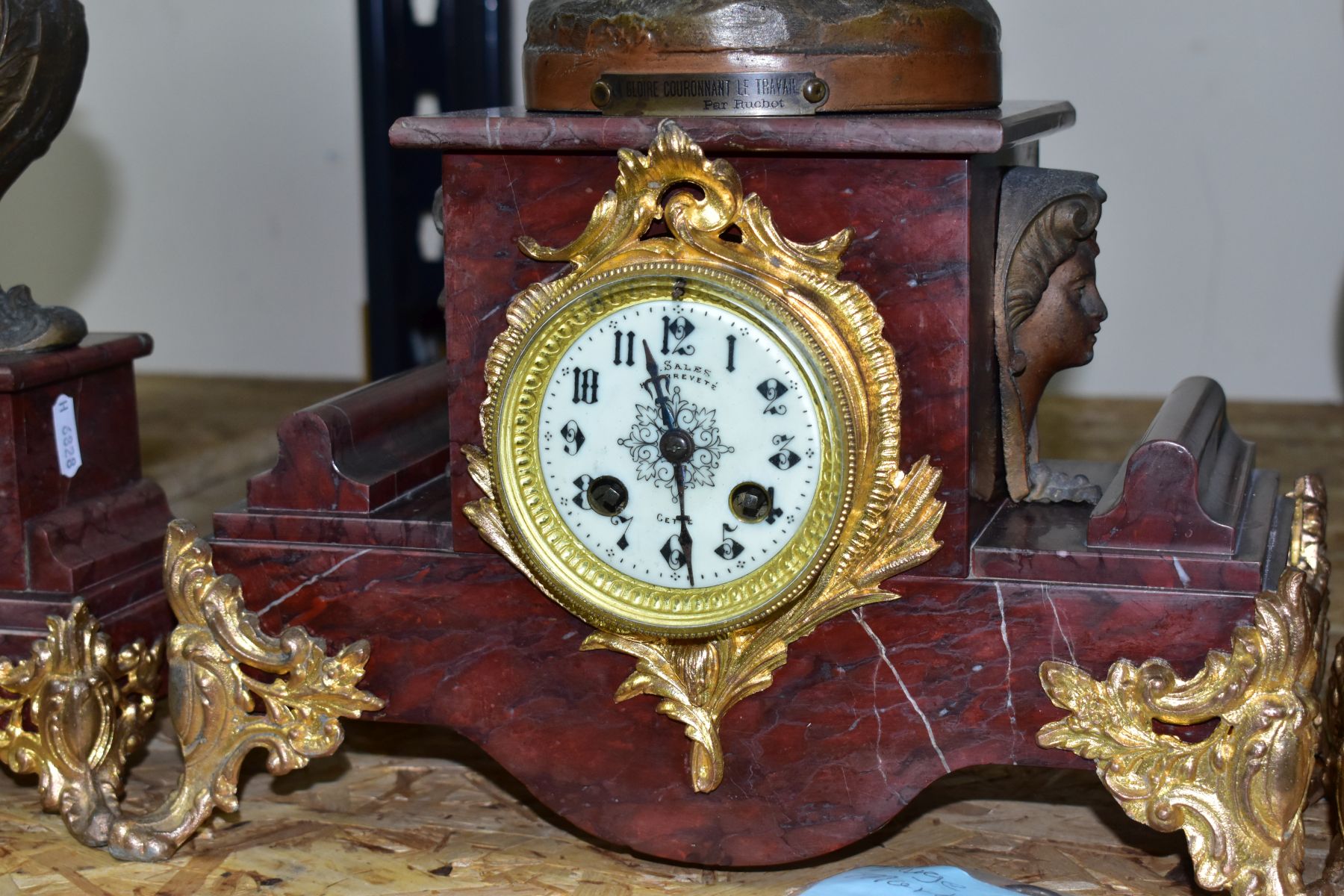 AN EARLY 20TH CENTURY BRONZED SPELTER AND ROUGE MARBLE CLOCK GARNITURE, the clock with figural - Image 3 of 10