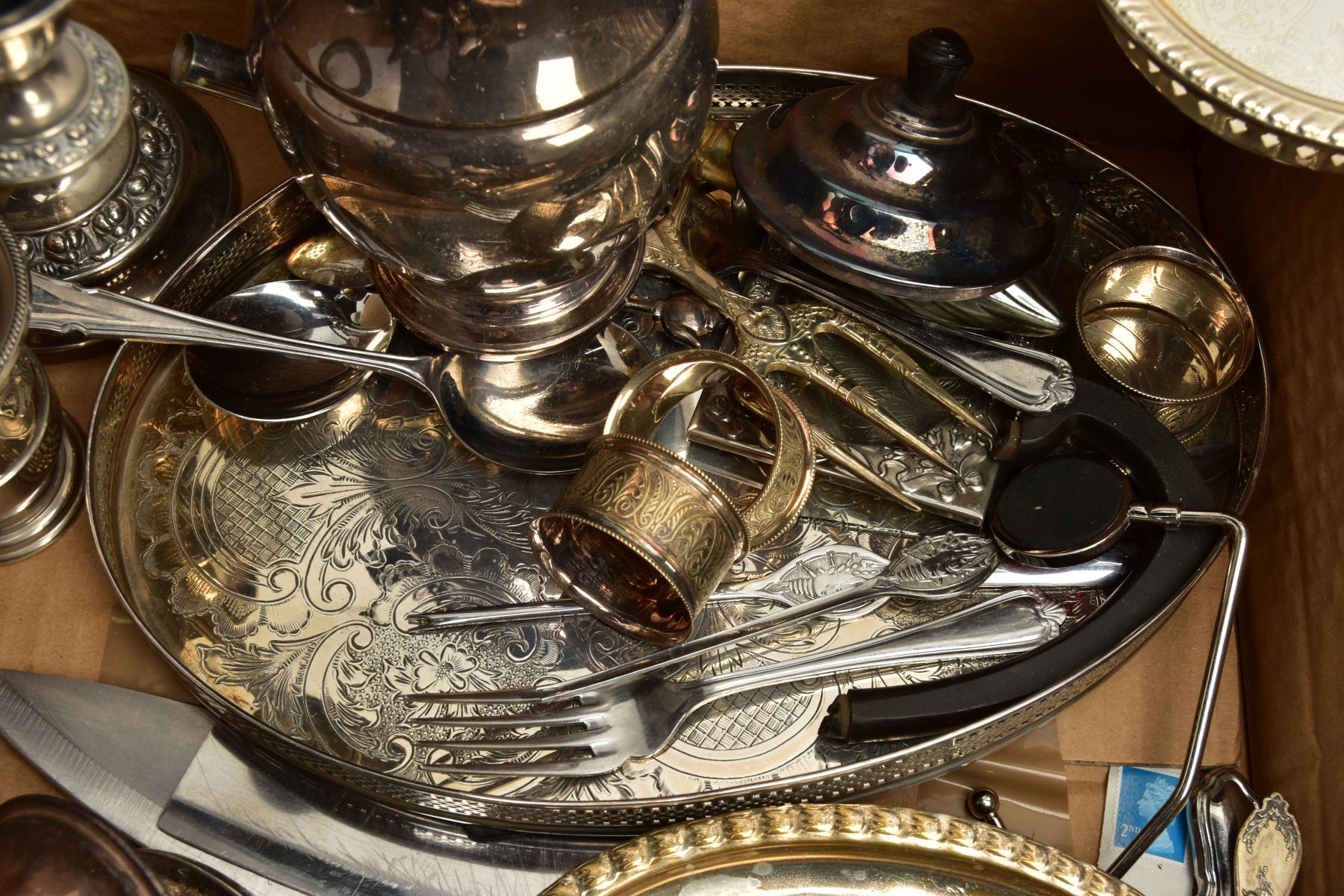 A BOX OF ASSORTED WHITE METAL WARE AND OTHER ITEMS, to include a wooden display rack with - Bild 9 aus 9