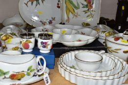 TWENTY FOUR PIECES OF ROYAL WORCESTER EVESHAM DINNER WARES ETC, to include graduated flan dishes,