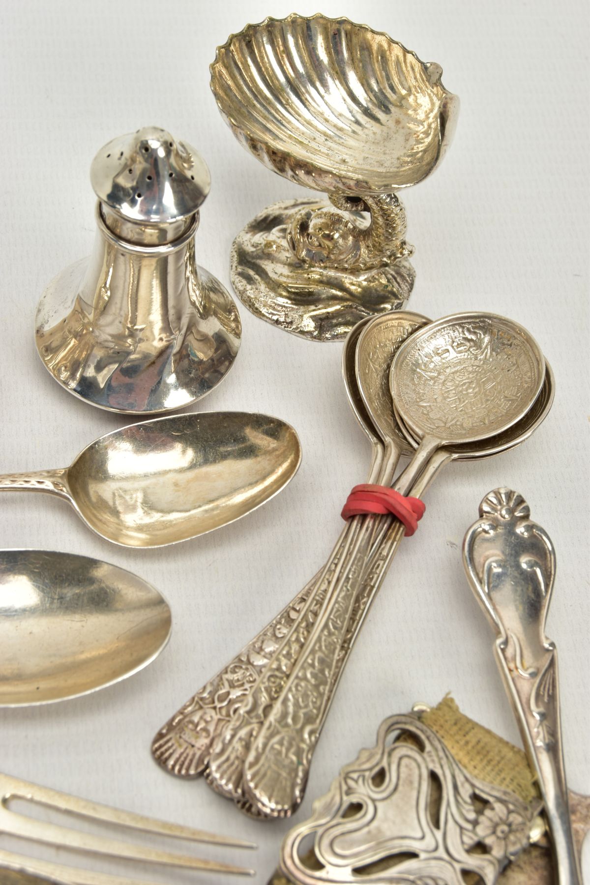 AN ASSORTMENT OF SILVER CUTLERY AND WHITE METAL ITEMS, to include an old English bright cut matching - Image 5 of 10