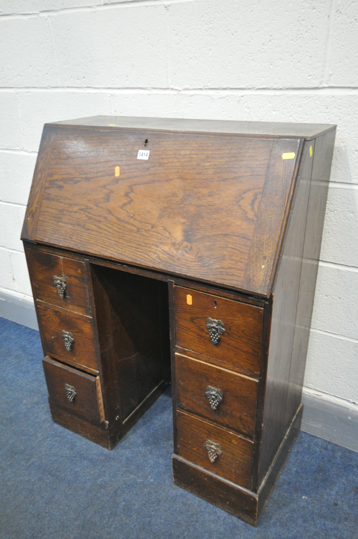 AN EARLY 20TH CENTURY OAK SLIM LADIES BUREAU, fall front door enclosing a fitted interior, with