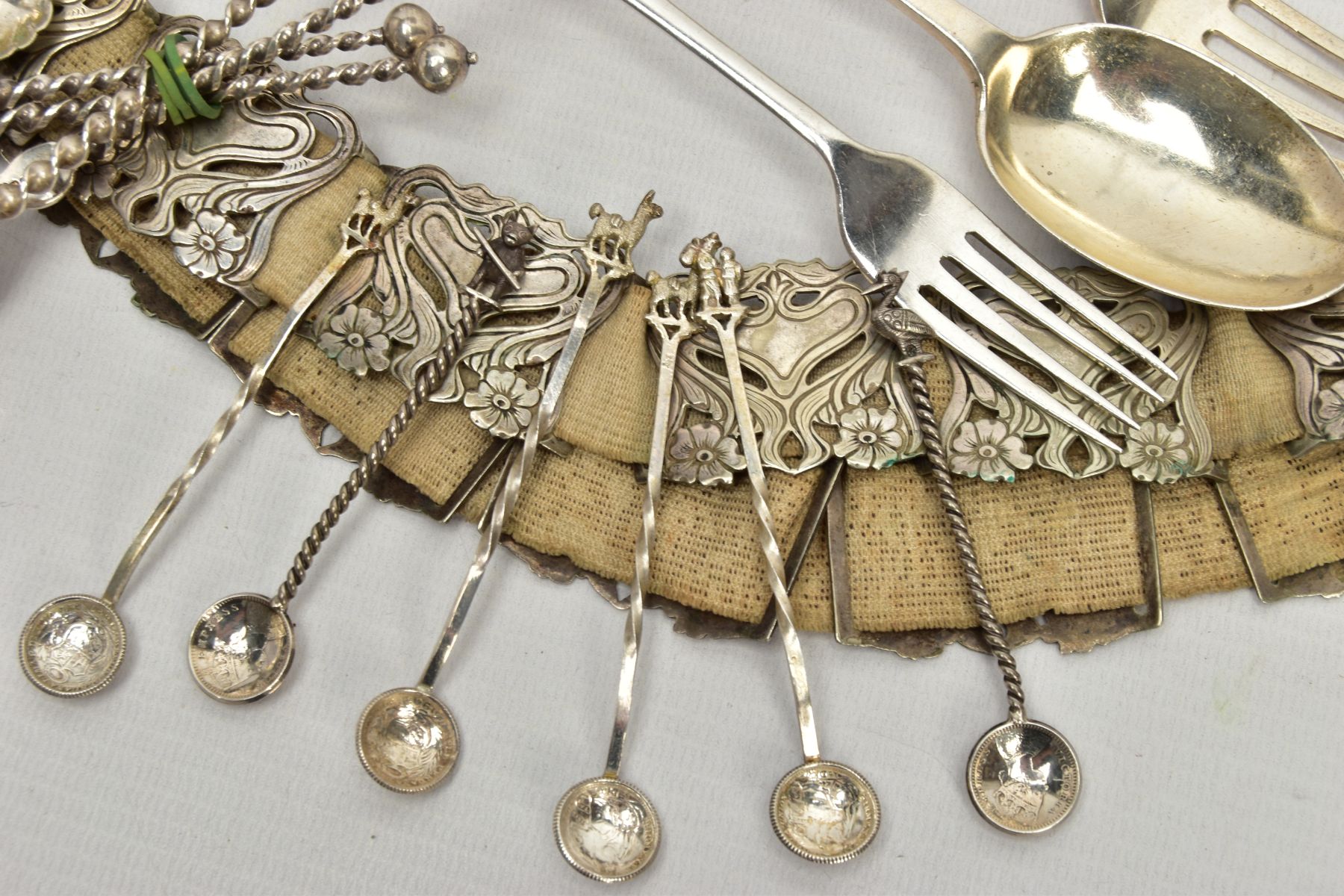 AN ASSORTMENT OF SILVER CUTLERY AND WHITE METAL ITEMS, to include an old English bright cut matching - Image 6 of 10