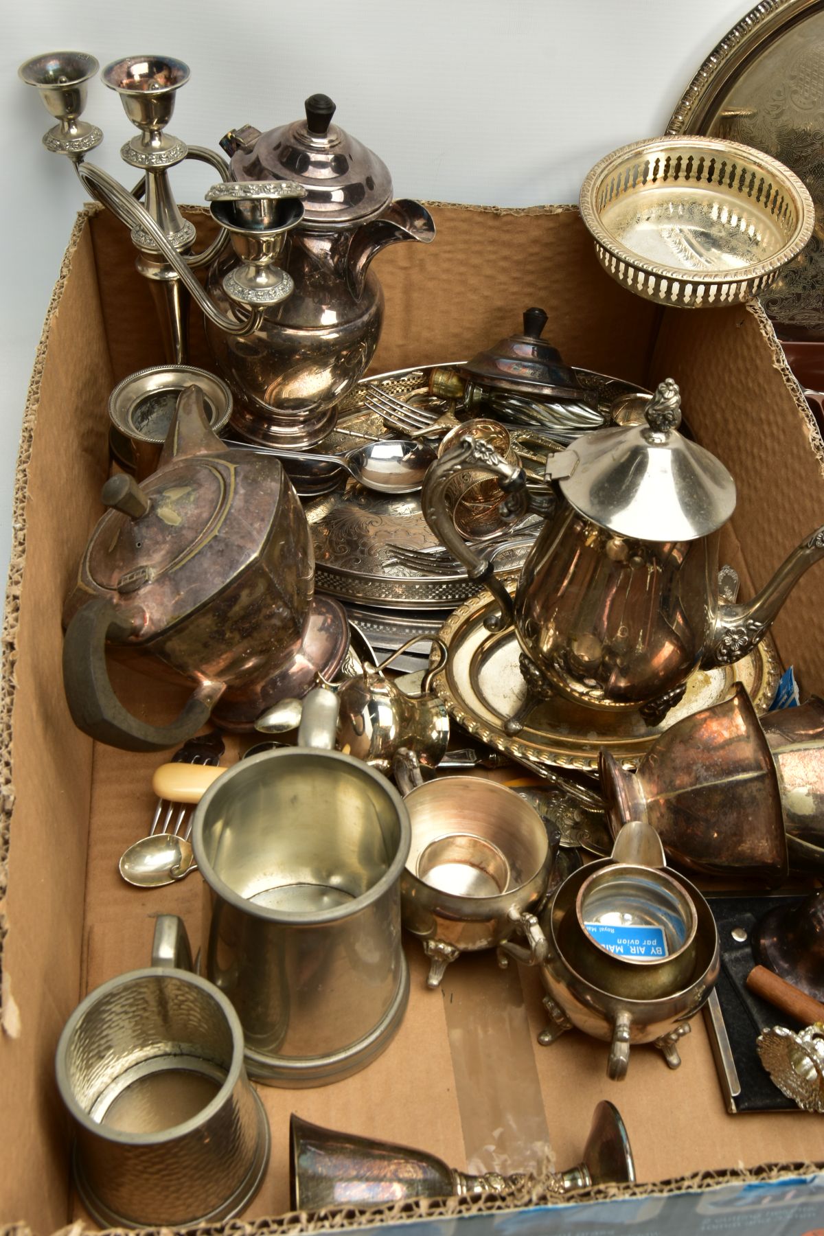 A BOX OF ASSORTED WHITE METAL WARE AND OTHER ITEMS, to include a wooden display rack with - Bild 7 aus 9