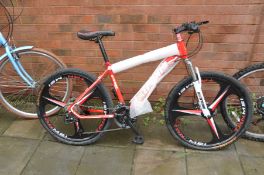 A BRAND NEW WITH TRANSIT PROTECTION EXTREME MOUNTAIN BIKE with alloy wheels, 27 speed Sun Run gears,
