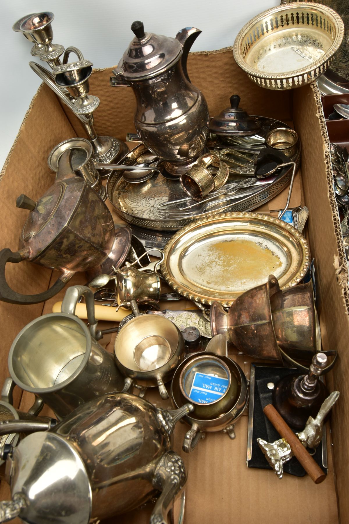 A BOX OF ASSORTED WHITE METAL WARE AND OTHER ITEMS, to include a wooden display rack with - Bild 8 aus 9