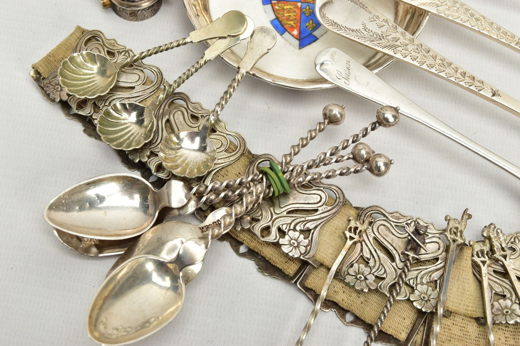 AN ASSORTMENT OF SILVER CUTLERY AND WHITE METAL ITEMS, to include an old English bright cut matching - Image 7 of 10