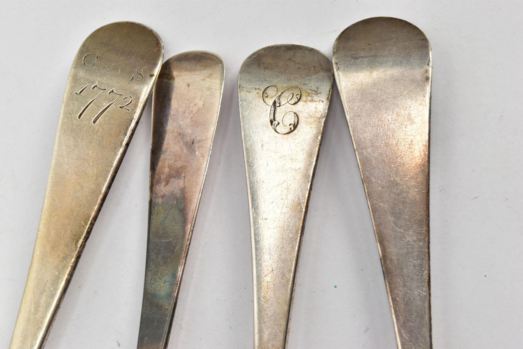 FOUR SILVER TABLESPOONS, to include a Hanoverian style spoon detailed to the reverse of the bowl - Bild 3 aus 4