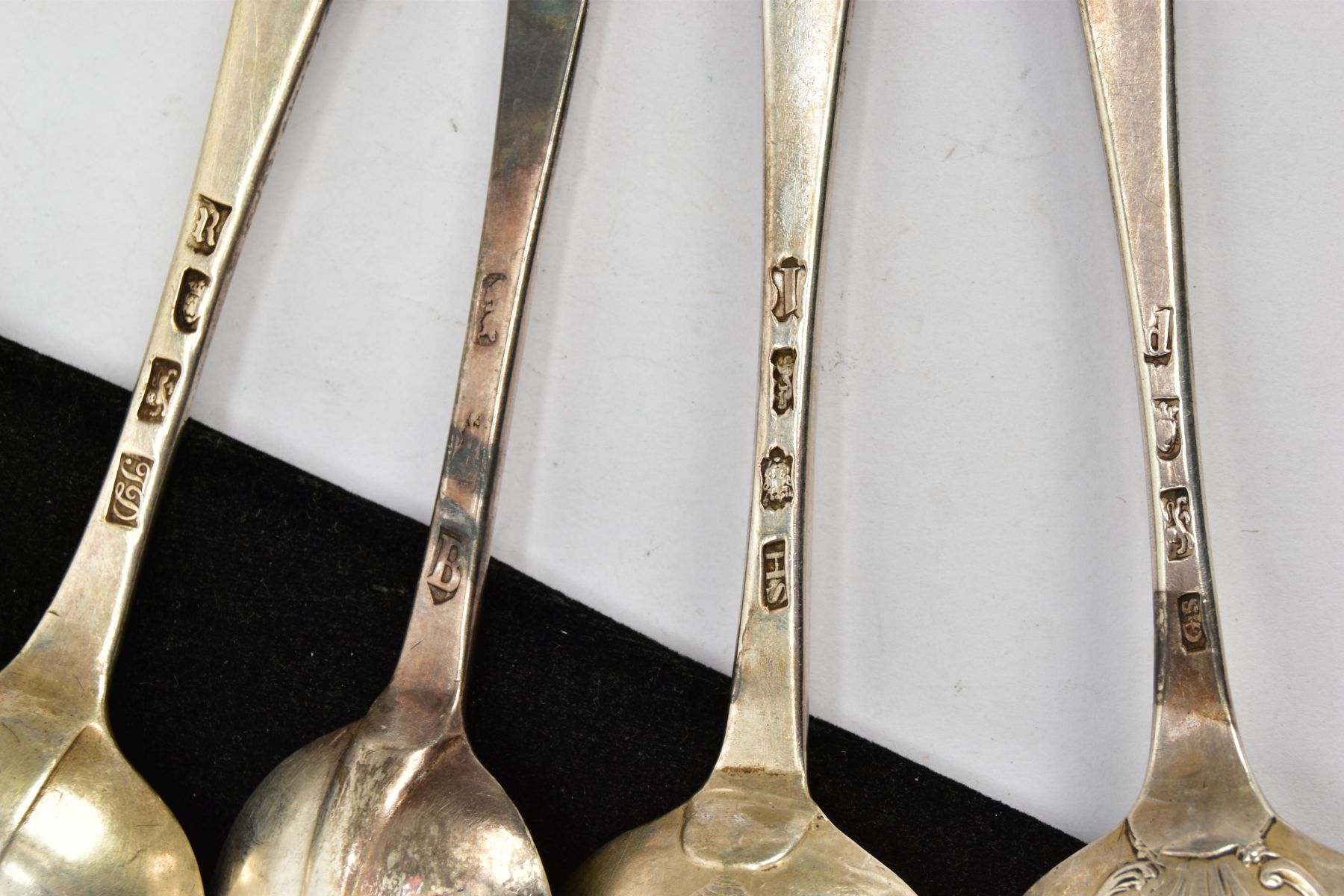 FOUR SILVER TABLESPOONS, to include a Hanoverian style spoon detailed to the reverse of the bowl - Bild 4 aus 4