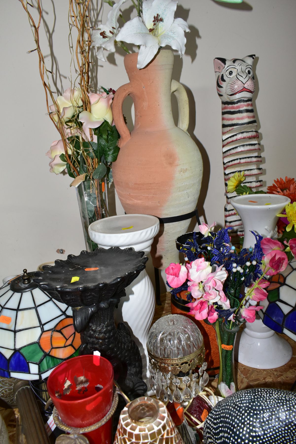 A GROUP OF VASES, LAMPS AND DECORATIVE HOMEWARES, to include seven table lamps, an oil lamp in - Image 3 of 8