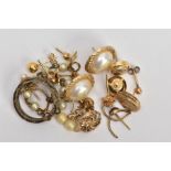 AN ASSORTMENT OF 9CT GOLD AND YELLOW METAL JEWELLERY, to include a pair of leaf style earrings,