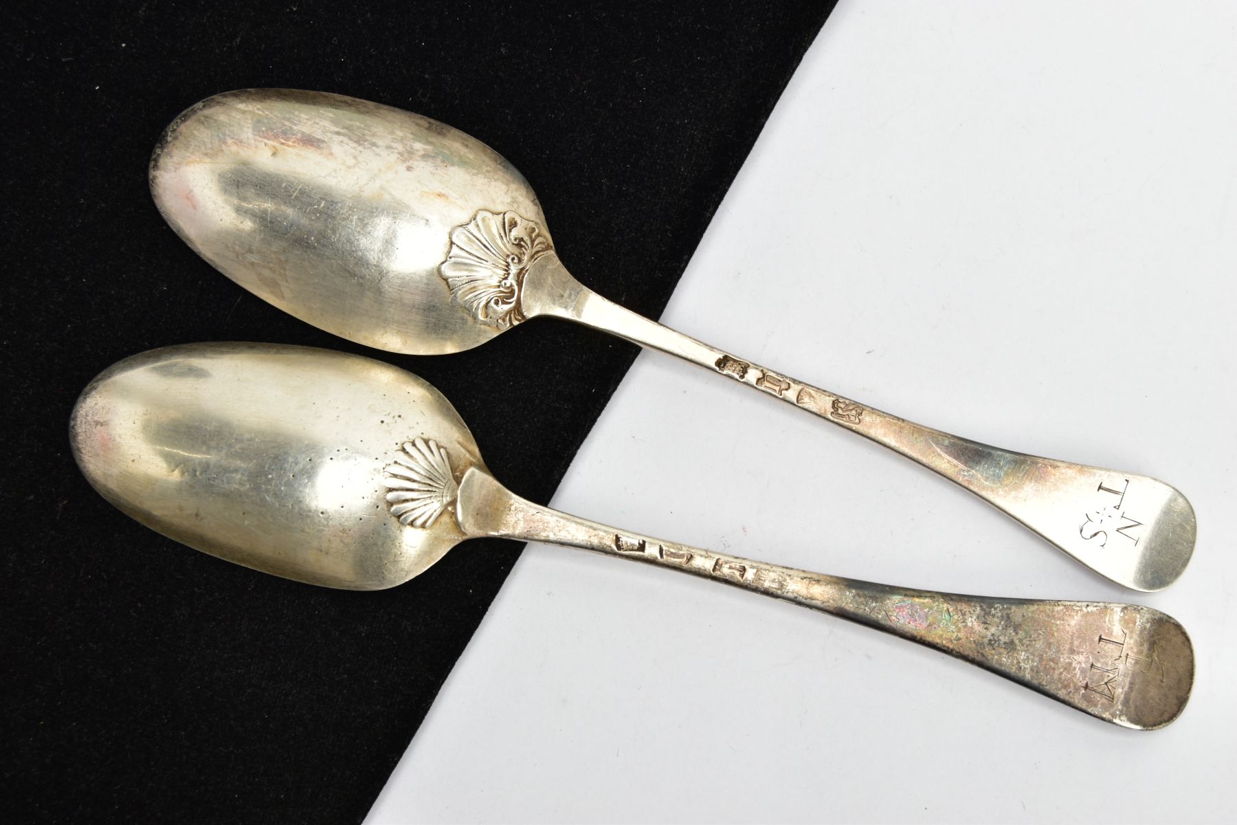TWO SILVER TABLESPOONS, each of an Hanoverian style, shell detail to the reverse of the bowls, - Bild 3 aus 4