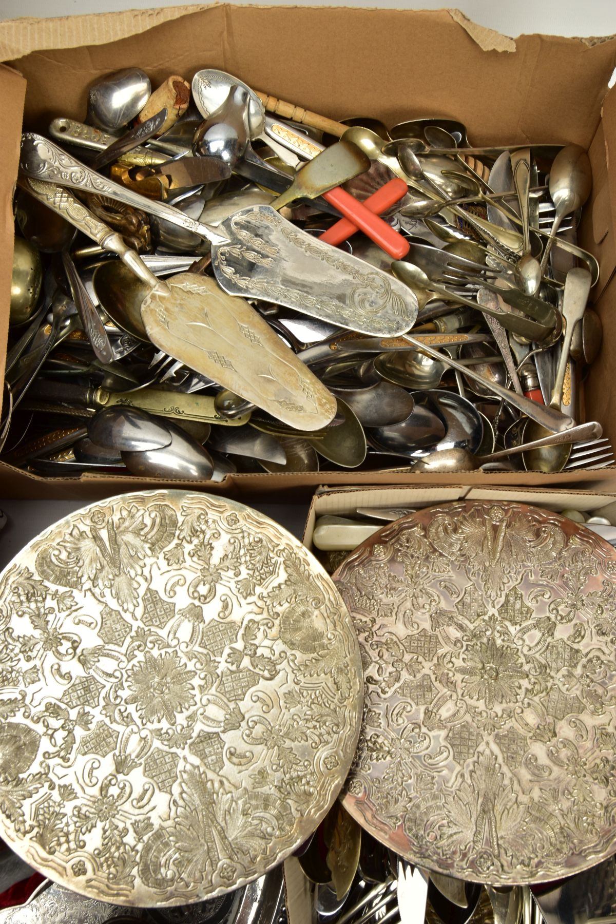 TWO BOXES OF ASSORTED WHITE METAL WARE AND CUTLERY, to include an oval pierced tray, a rectangular - Bild 5 aus 7
