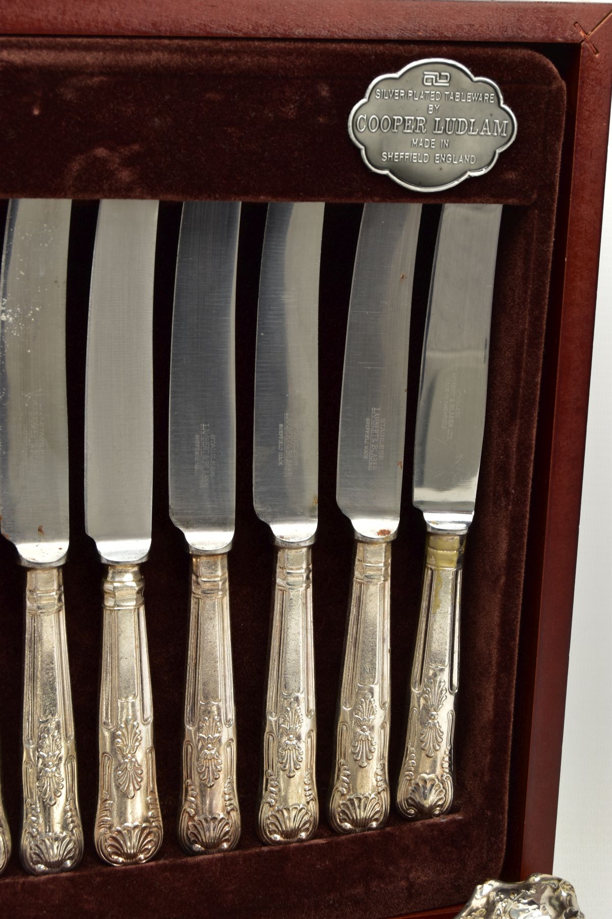 A WOODEN CANTEEN, near complete cutlery canteen kings pattern design, together with a silver - Bild 2 aus 6