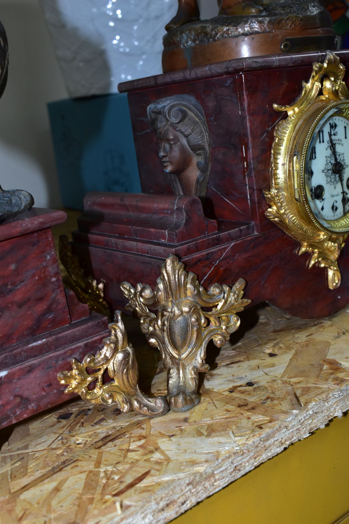 AN EARLY 20TH CENTURY BRONZED SPELTER AND ROUGE MARBLE CLOCK GARNITURE, the clock with figural - Image 9 of 10