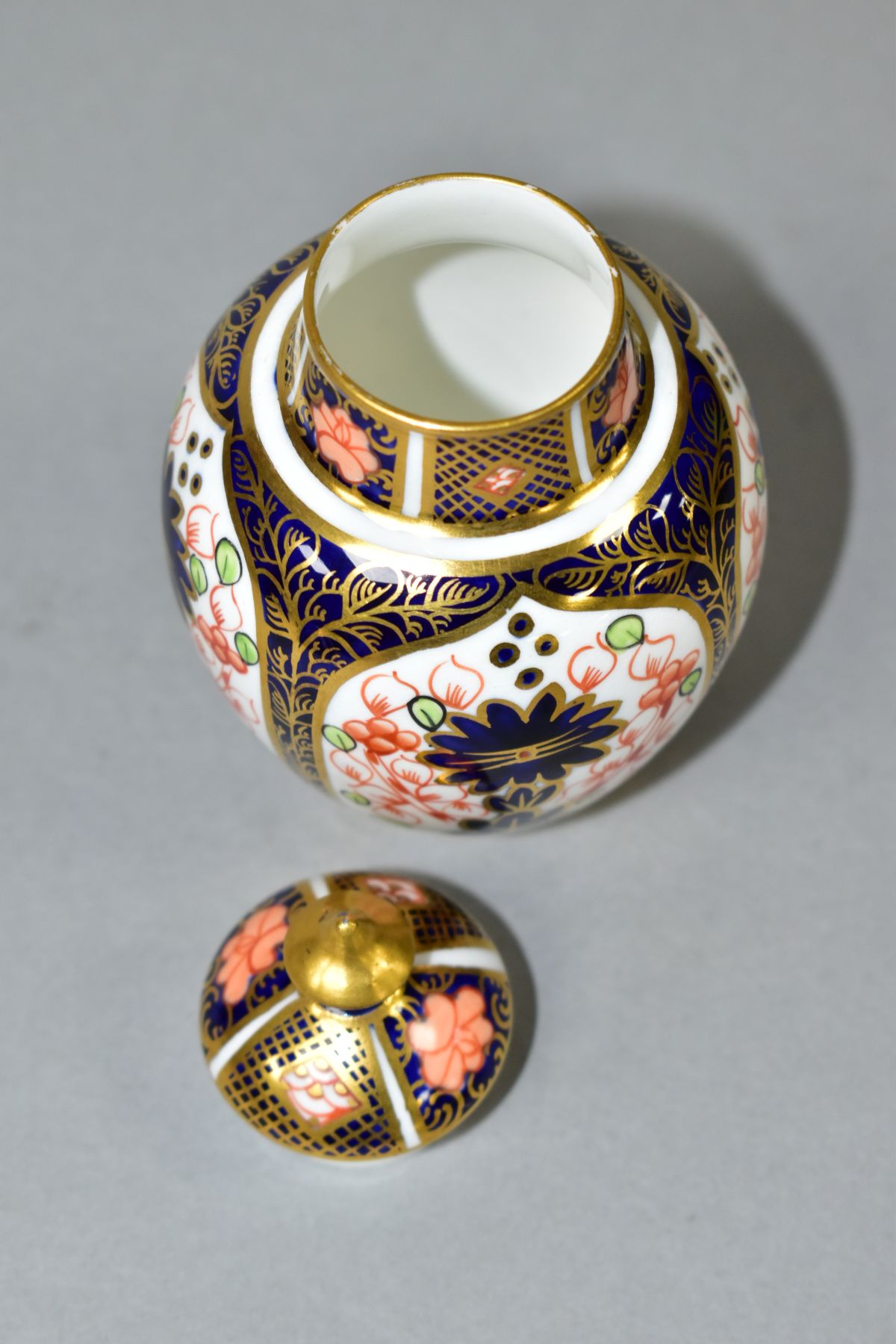 A ROYAL CROWN DERBY SMALL COVERED VASE, in the Imari 1128 pattern, date mark for 1906, red printed - Image 3 of 4