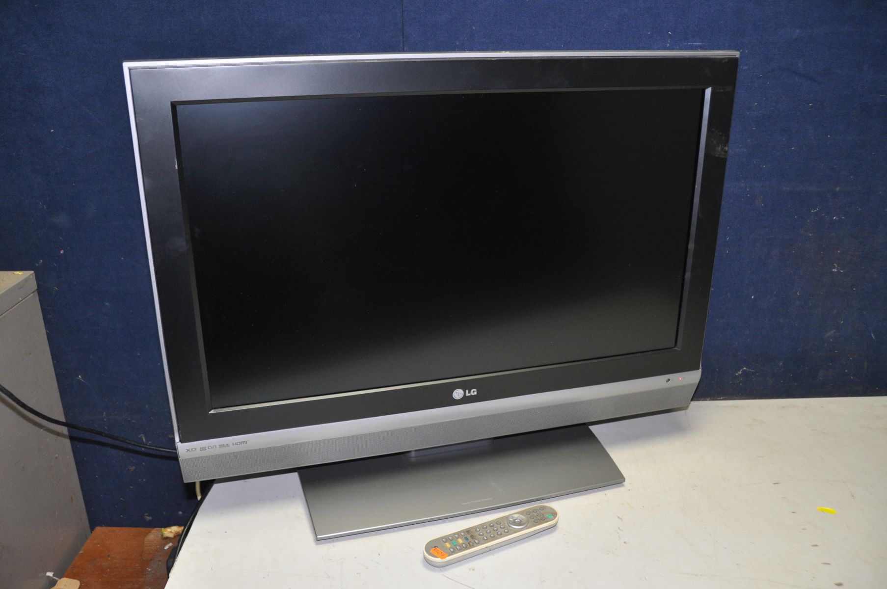 A LG 32LC2DS 32in tv with remote (PAT pass and working) (power cable not supplied) - Image 2 of 2