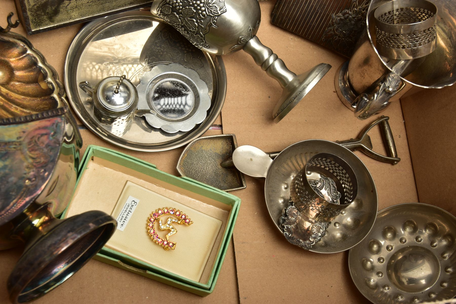 TWO BOXES OF ASSORTED WHITE METAL WARE AND CUTLERY, to include an oval pierced tray, a rectangular - Bild 7 aus 7