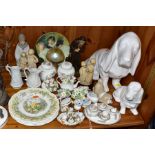 A GROUP OF DECORATIVE GIFTWARE CERAMICS, RESIN FIGURES, ETC including an Aynsley Dickens Series '