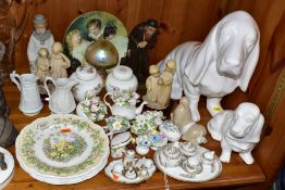 A GROUP OF DECORATIVE GIFTWARE CERAMICS, RESIN FIGURES, ETC including an Aynsley Dickens Series '