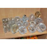 SIXTEEN PIECES OF CLEAR MODERN GLASSWARE, including four cube shaped candleholders, a crackle effect