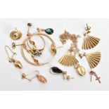 A PARCEL OF YELLOW METAL JEWELLERY, to include a pair of hollow drop berry shape earrings each