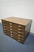 AN EARLY 20TH CENTURY OAK SIX DRAWER PLAN CHEST, width 117cm x depth 76cm x height 77cm, drawer