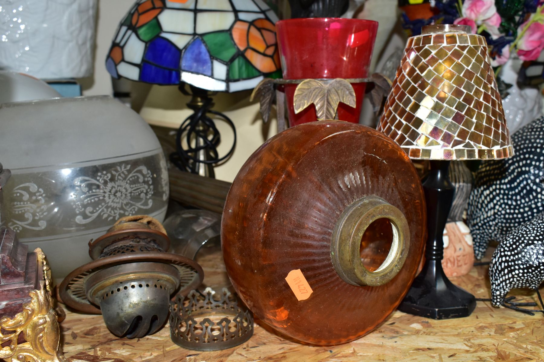 A GROUP OF VASES, LAMPS AND DECORATIVE HOMEWARES, to include seven table lamps, an oil lamp in - Image 7 of 8