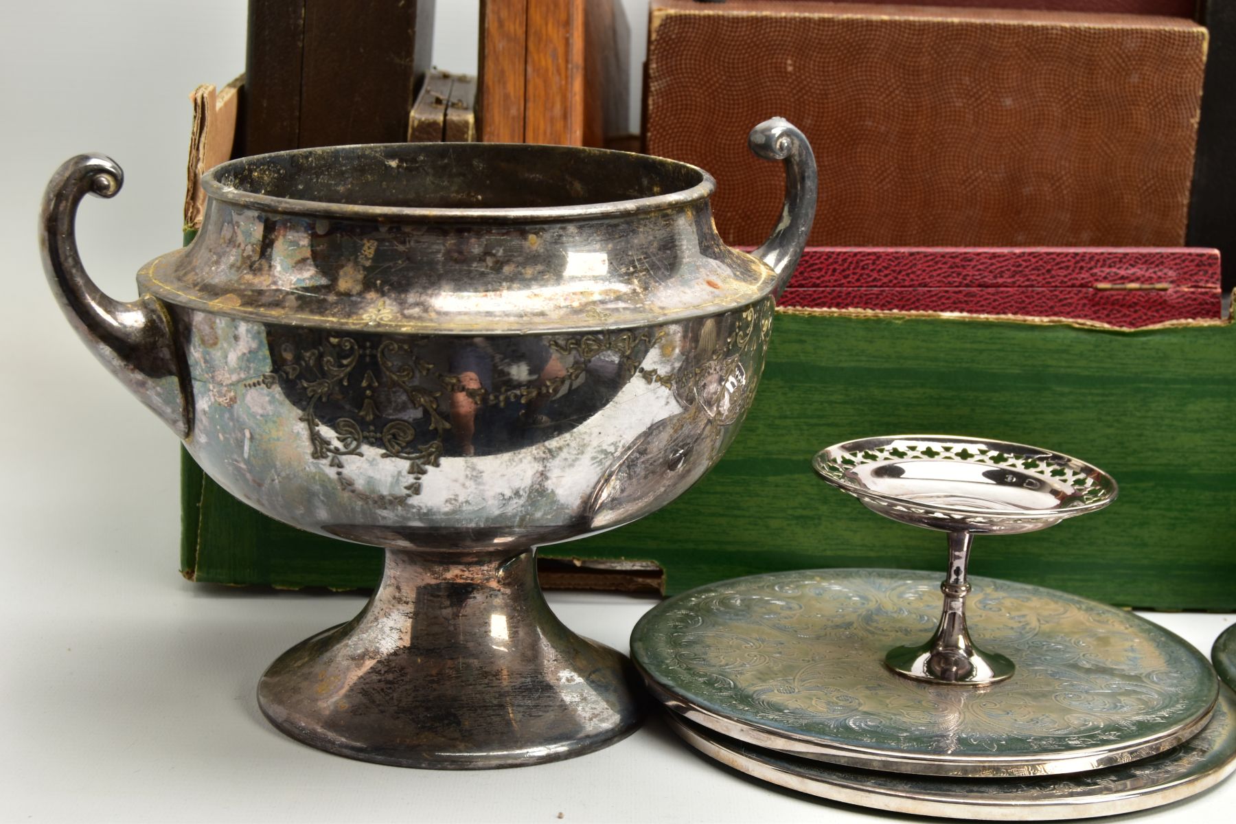 TWO BOXES OF ASSORTED WHITE METAL WARE, to include a box with a white metal wavy salver, two - Bild 2 aus 9