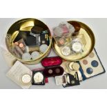 A SMALL CAKE TIN OF COINS AND COMMEMORATIVES, to include: victorian and later silver coinage, an