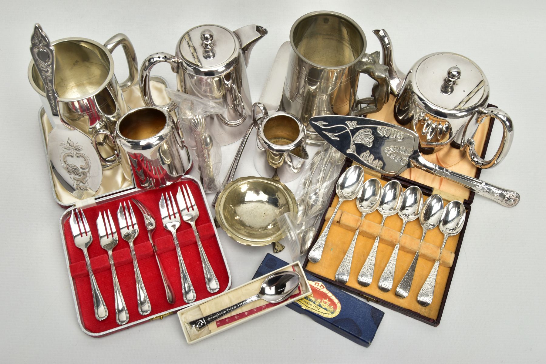 CASED SILVER SPOONS AND WHITE METAL WARE, to include a cased set of six silver teaspoons, floral - Bild 2 aus 5