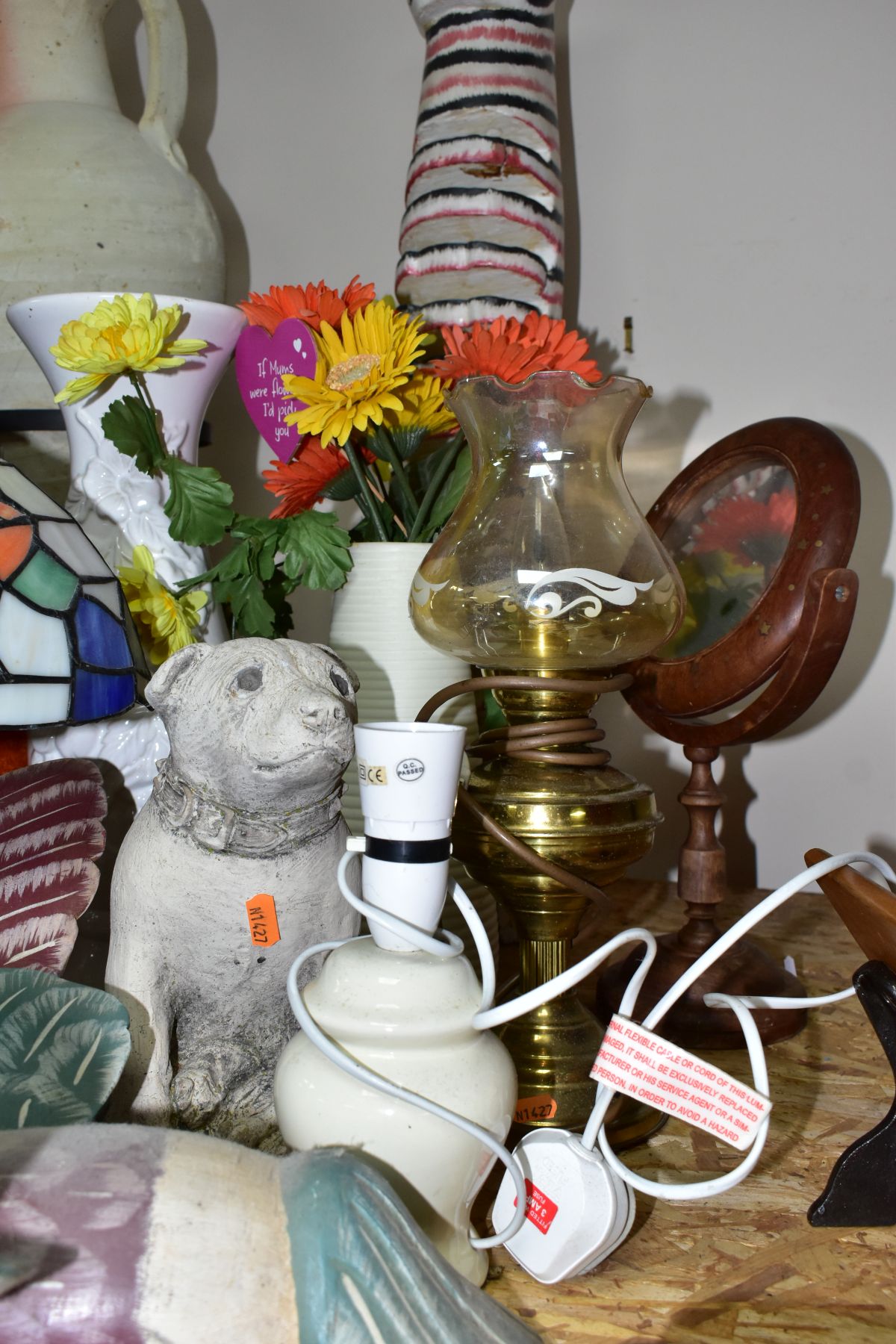 A GROUP OF VASES, LAMPS AND DECORATIVE HOMEWARES, to include seven table lamps, an oil lamp in - Image 6 of 8