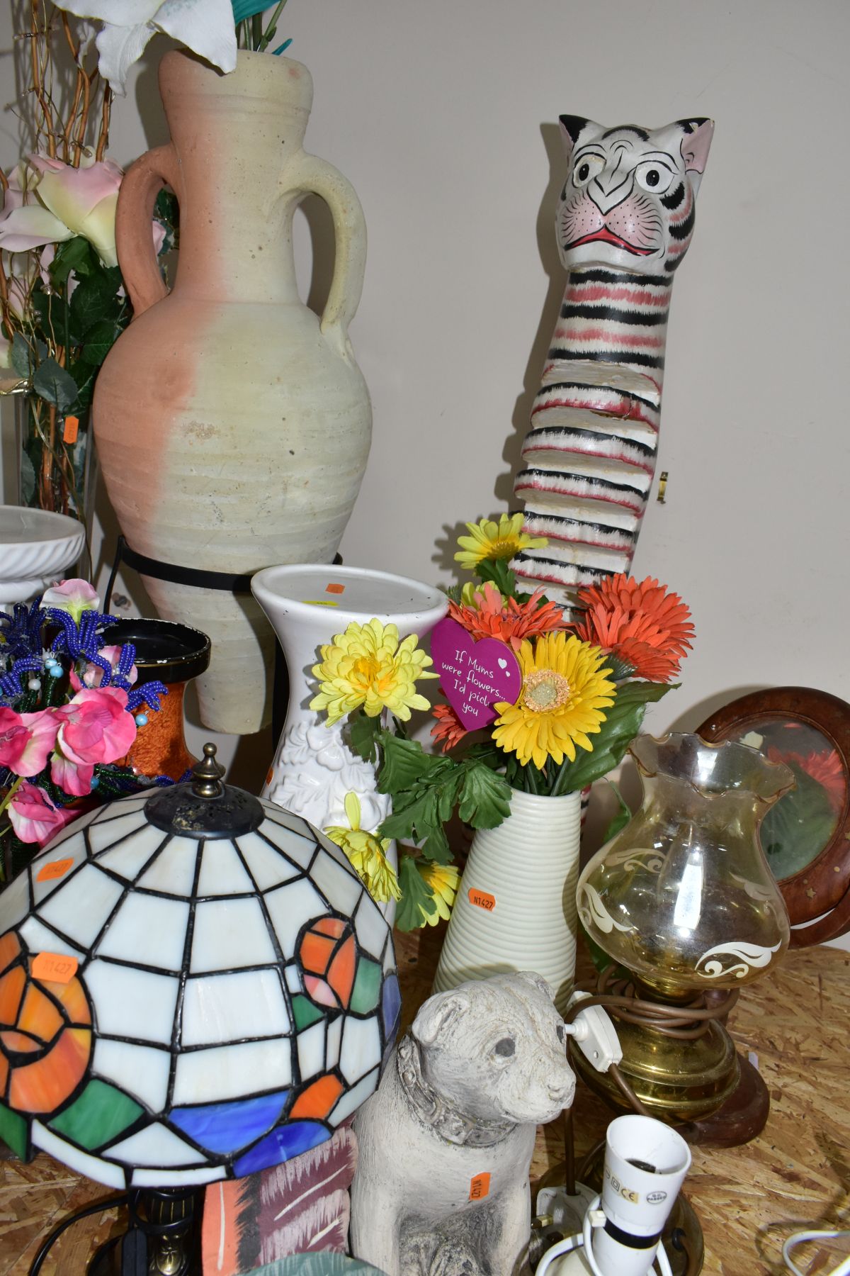 A GROUP OF VASES, LAMPS AND DECORATIVE HOMEWARES, to include seven table lamps, an oil lamp in - Image 4 of 8