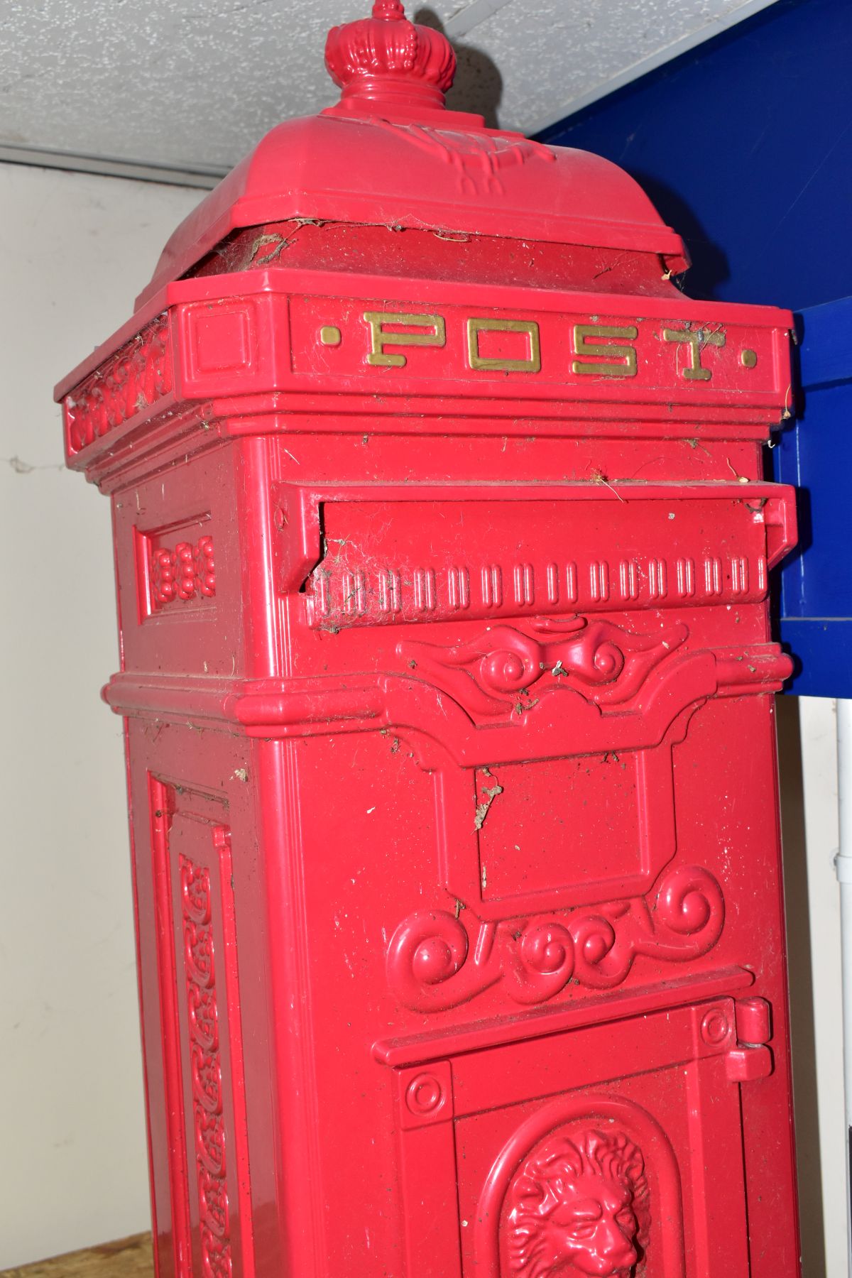 A REPRODUCTION CAST METAL POST BOX, painted red with gilt 'POST' lettering, crown finial and lion - Bild 3 aus 3