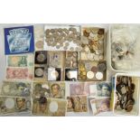 A LARGE PLASTIC BOX CONTAINING MAINLY LATE 20th CENTURY COINAGE SOME FRENCH BANKNOTES WITH A SMALL
