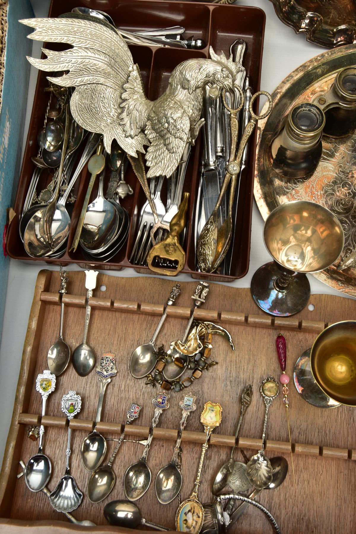 A BOX OF ASSORTED WHITE METAL WARE AND OTHER ITEMS, to include a wooden display rack with - Bild 5 aus 9