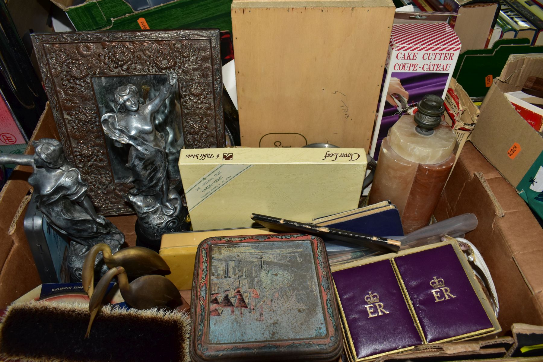 FIVE BOXES AND LOOSE METALWARES, CAMERAS AND SUNDRY ITEMS to include a cased Zeiss Ikon slide - Bild 5 aus 11