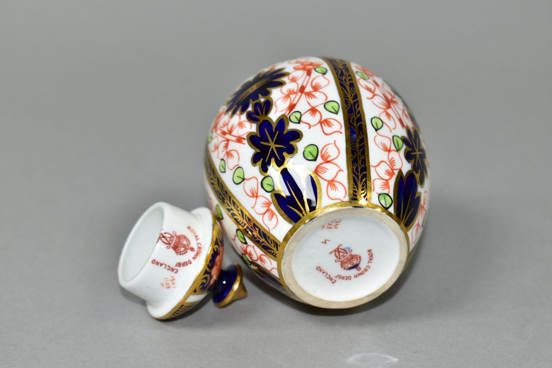 A ROYAL CROWN DERBY SMALL COVERED VASE, in the Imari 1128 pattern, date mark for 1906, red printed - Image 4 of 4