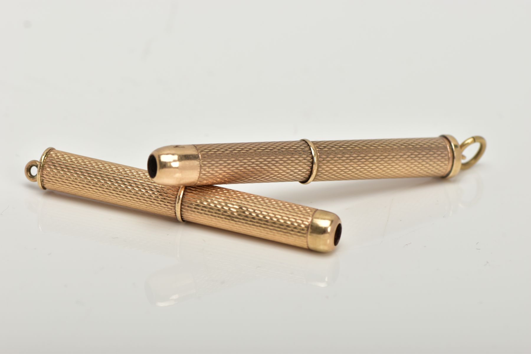 A 9CT GOLD TOOTHPICK AND CIGAR PIERCER, each with an engine turned design, both with full 9ct gold - Bild 3 aus 3