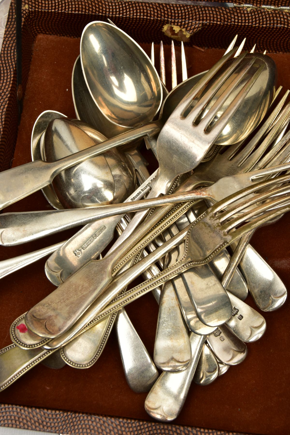 TWO BOXES OF ASSORTED WHITE METAL WARE, to include a box with a white metal wavy salver, two - Bild 7 aus 9