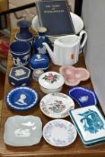 A COLLECTION OF WEDGWOOD CERAMICS INCLUDING JASPERWARE, to include a 23cm diameter bowl with gold