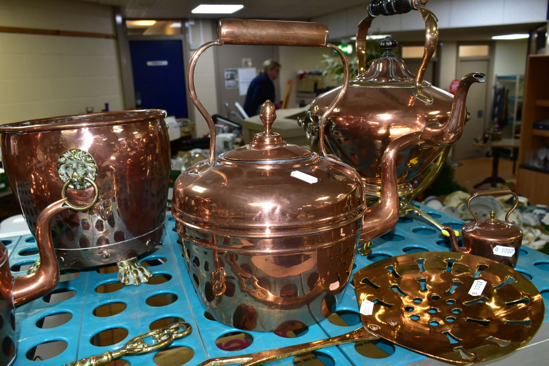 EIGHT PIECES OF 19TH AND 20TH CENTURY COPPER AND BRASSWARE, comprising a brass toasting fork, a - Bild 4 aus 8