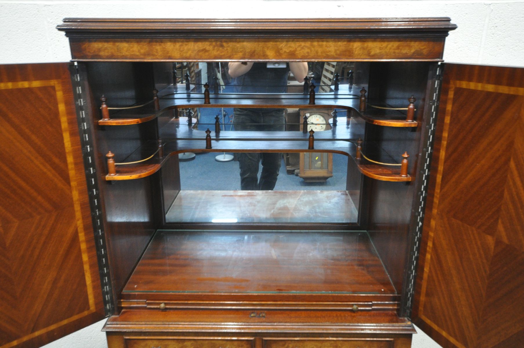 A REPRODUCTION QUEEN ANNE STYLE WALNUT TWO DOOR COCKTAIL CABINET, enclosing two shelves, mirrored - Image 2 of 4