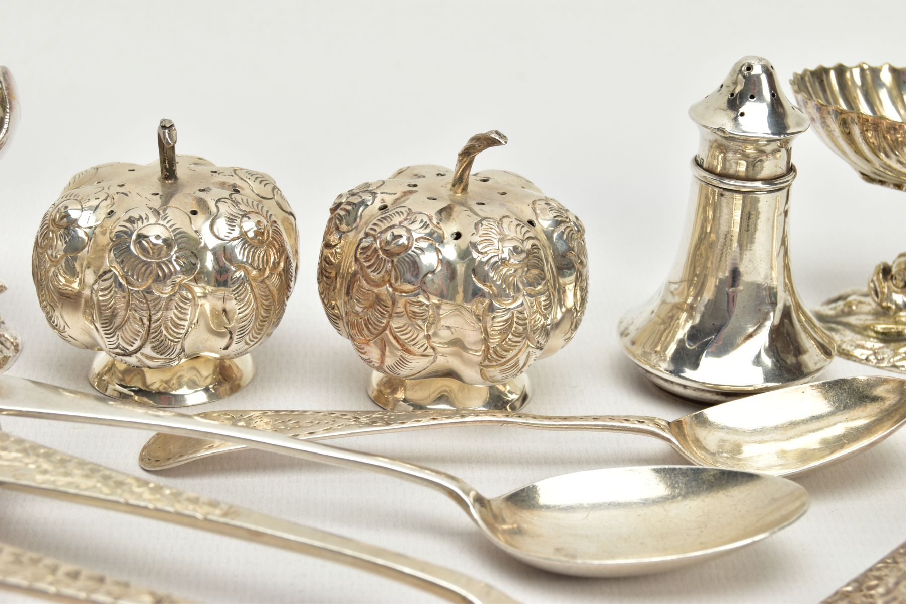 AN ASSORTMENT OF SILVER CUTLERY AND WHITE METAL ITEMS, to include an old English bright cut matching - Image 4 of 10