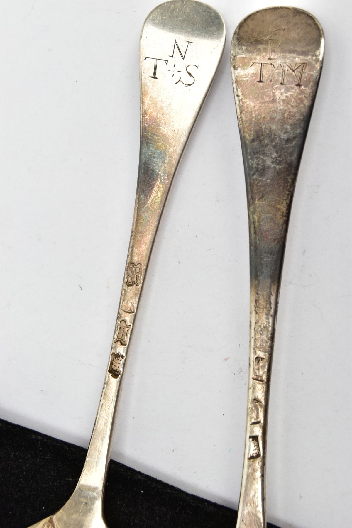 TWO SILVER TABLESPOONS, each of an Hanoverian style, shell detail to the reverse of the bowls, - Bild 4 aus 4