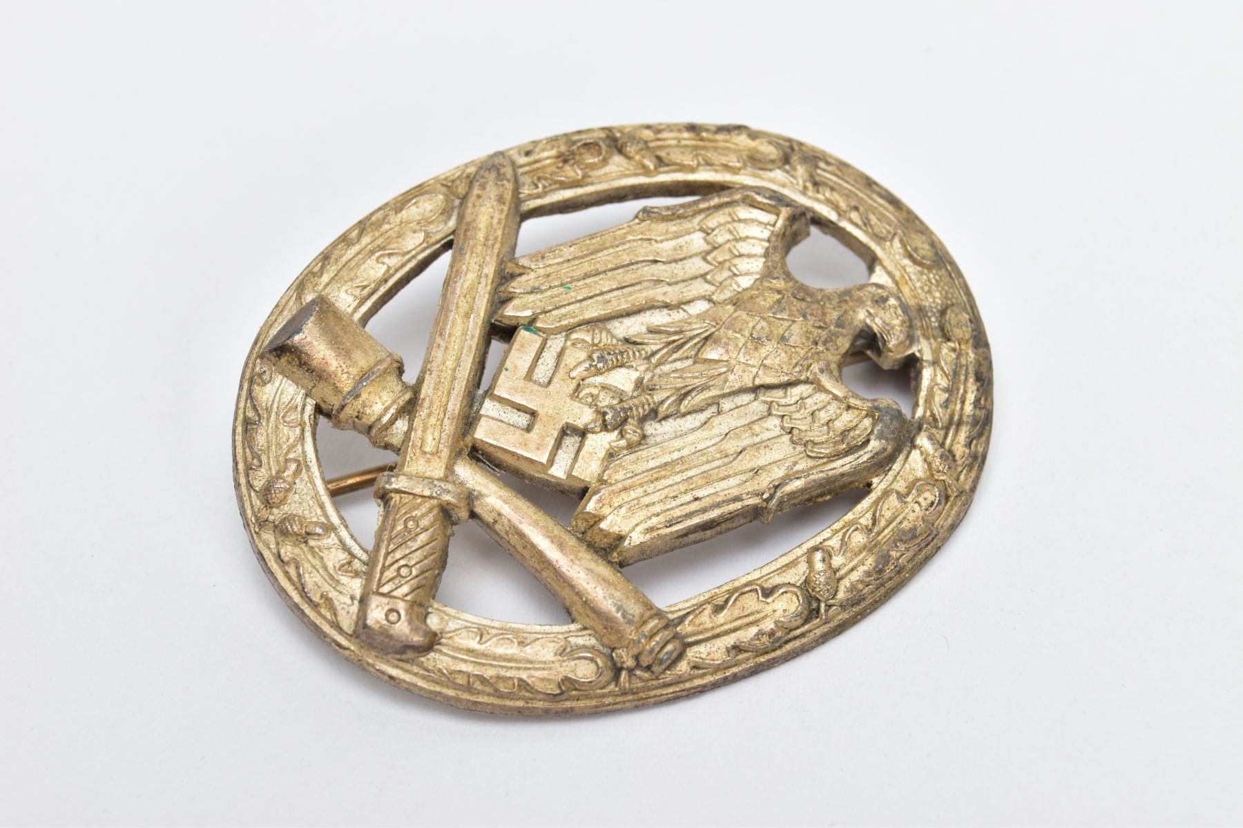 A GERMAN 3RD REICH, WW2 CLOSE COMBAT BADGE SILVER, the needle and hook system shows identical to - Image 3 of 3