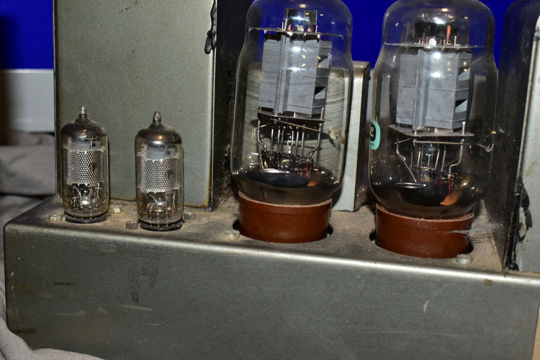 QUAD AND LEAK HI FI EQUIPMENT comprising of two The Quad ll Monoblock Valve amplifiers, a Quad 22 - Image 8 of 19